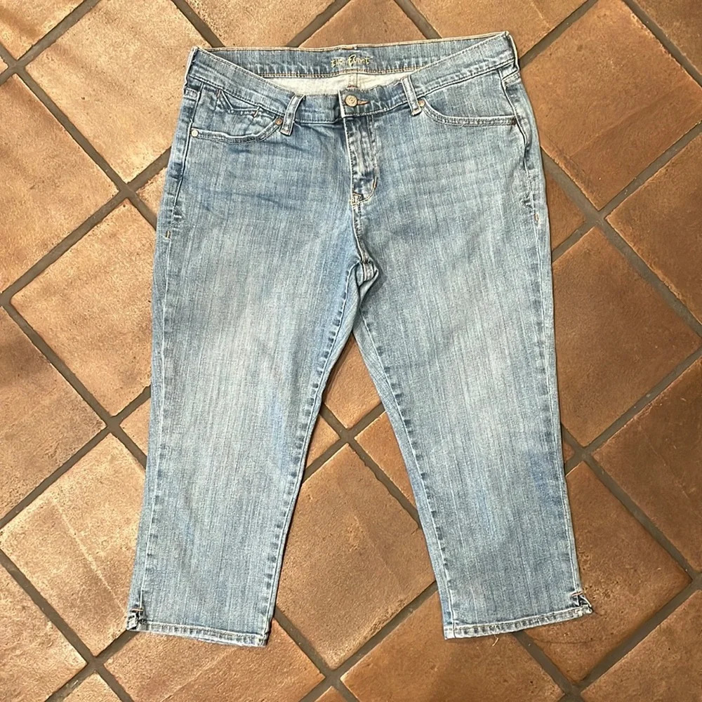 ☀️ The Flirt mid rise reg stretch jean Capris Size 12 ☀️